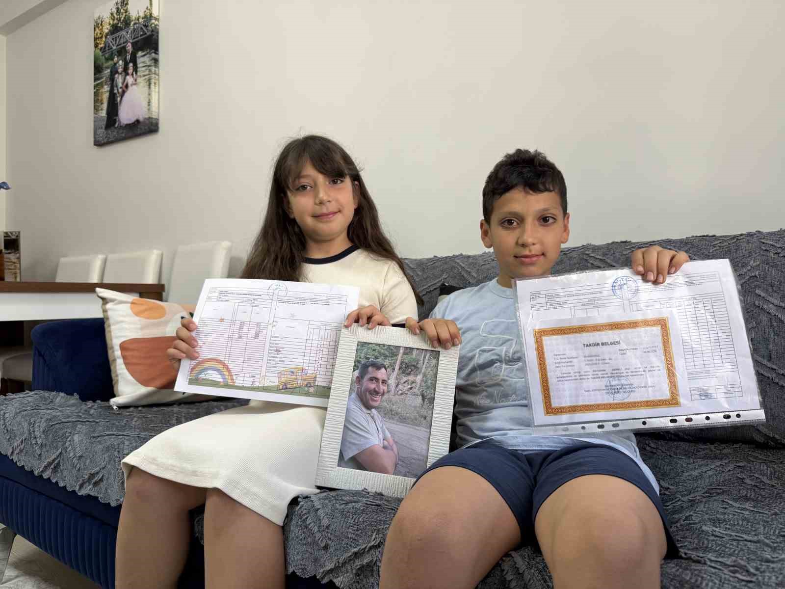 sehit operatorun cocukalari karnelerinin babalarinin kabrine goturdu 2 bOiX4MpA