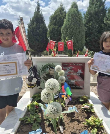 sehit-operatorun-cocukalari-karnelerinin-babalarinin-kabrine-goturdu-2McdZeXw.jpg
