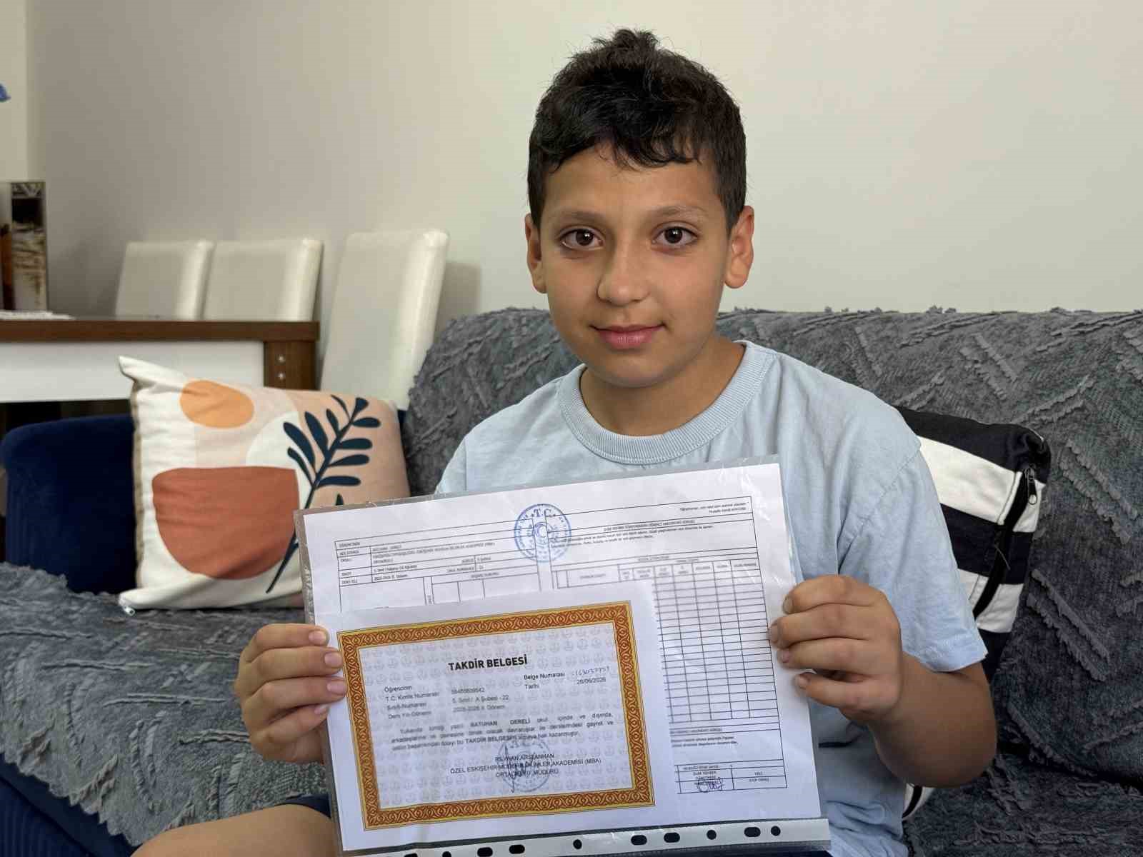 sehit operatorun cocukalari karnelerinin babalarinin kabrine goturdu 3 kCkMR4Lv