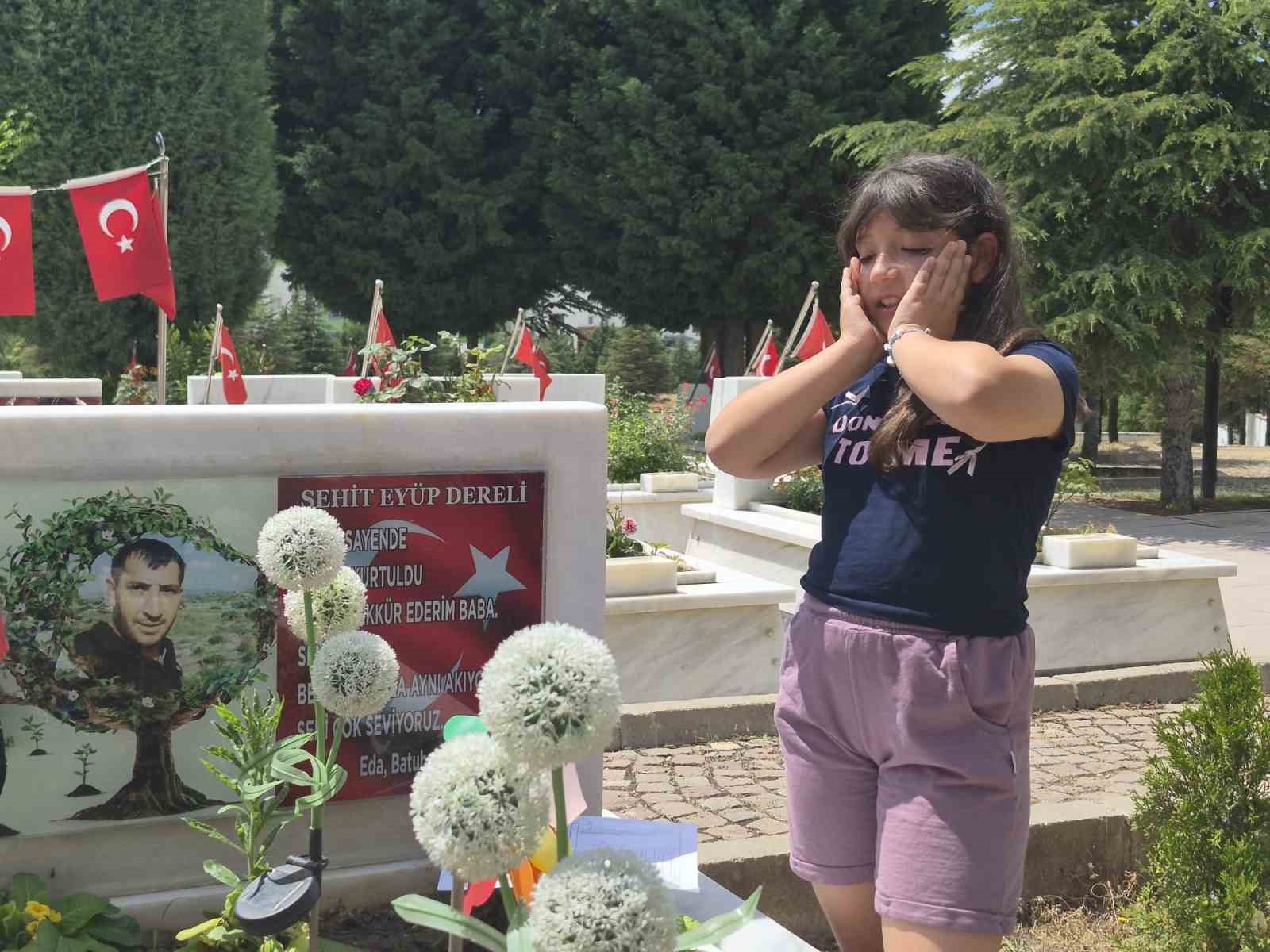 sehit operatorun cocukalari karnelerinin babalarinin kabrine goturdu 9 vOWX4sCp