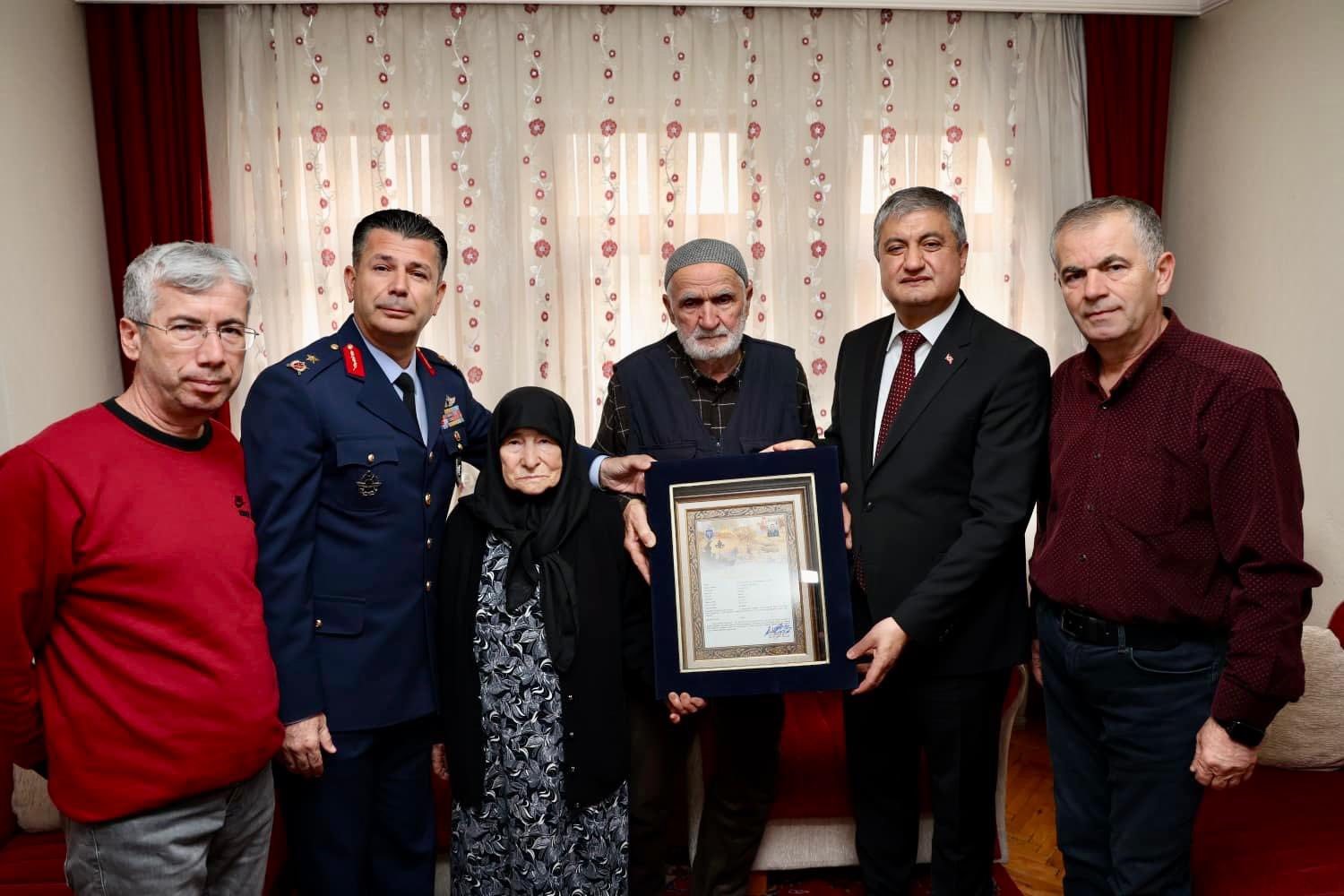 sehit ozcanin ailesine sehadet belgesi teslim edildi 0 k21rsZwa