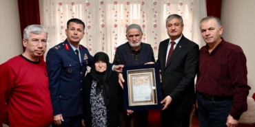 sehit-ozcanin-ailesine-sehadet-belgesi-teslim-edildi-AcqASgQn.jpg