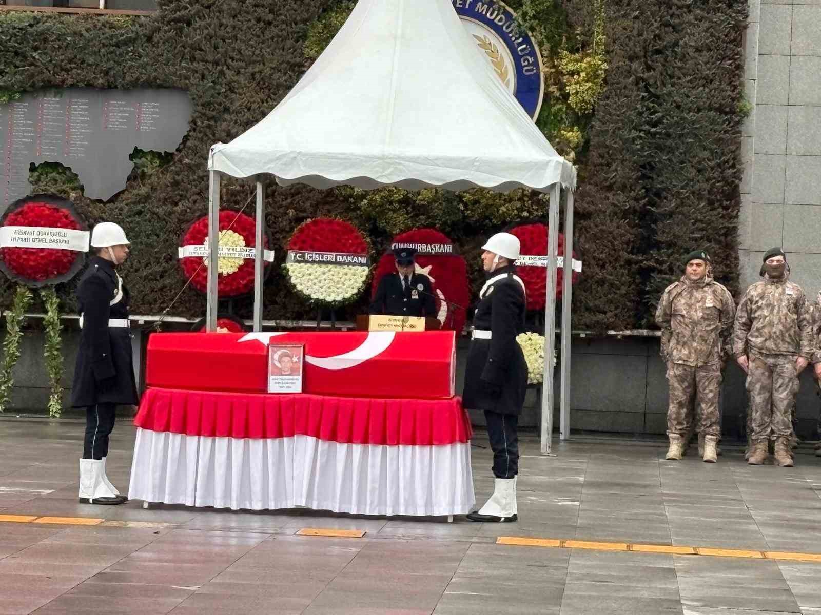 Şehit polis memuru Emre Albayrak için İstanbul İl Emniyet Müdürlüğünde tören düzenlendi 5 sehit polis memuru emre albayrak icin istanbul il emniyet mudurlugunde toren duzenlendi 1 LCFZPyTq