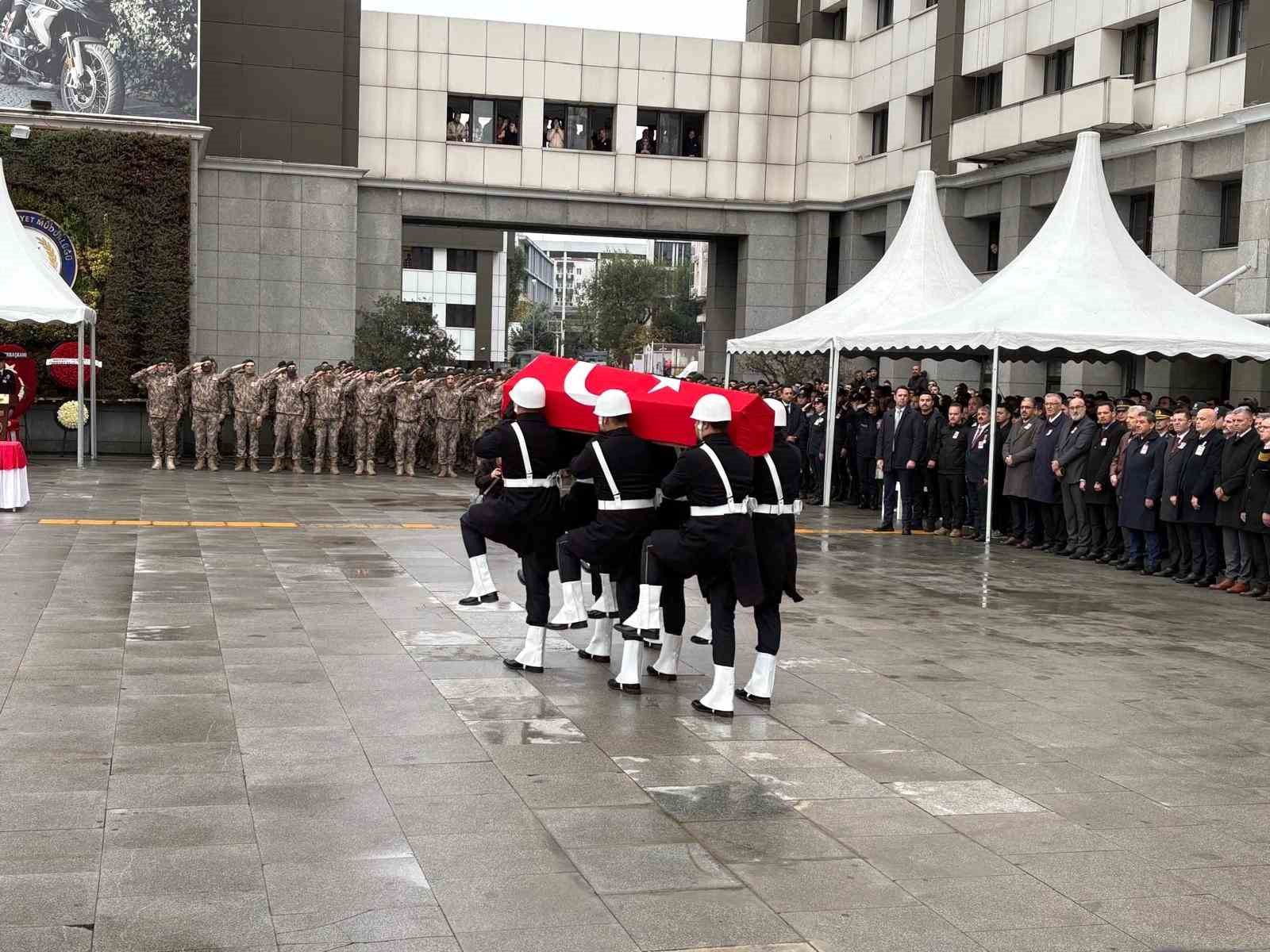 Şehit polis memuru Emre Albayrak için İstanbul İl Emniyet Müdürlüğünde tören düzenlendi 6 sehit polis memuru emre albayrak icin istanbul il emniyet mudurlugunde toren duzenlendi 2 aZQBJAJ8