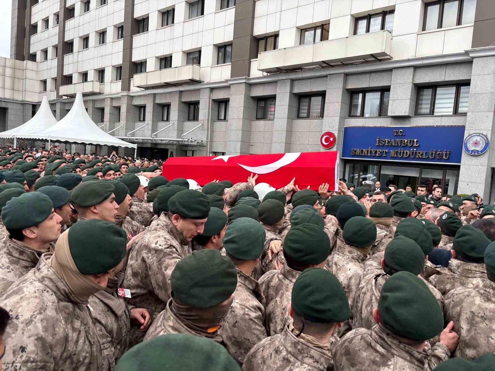 Şehit polis memuru Emre Albayrak için İstanbul İl Emniyet Müdürlüğünde tören düzenlendi 7 sehit polis memuru emre albayrak icin istanbul il emniyet mudurlugunde toren duzenlendi 3 lyh8PVtC