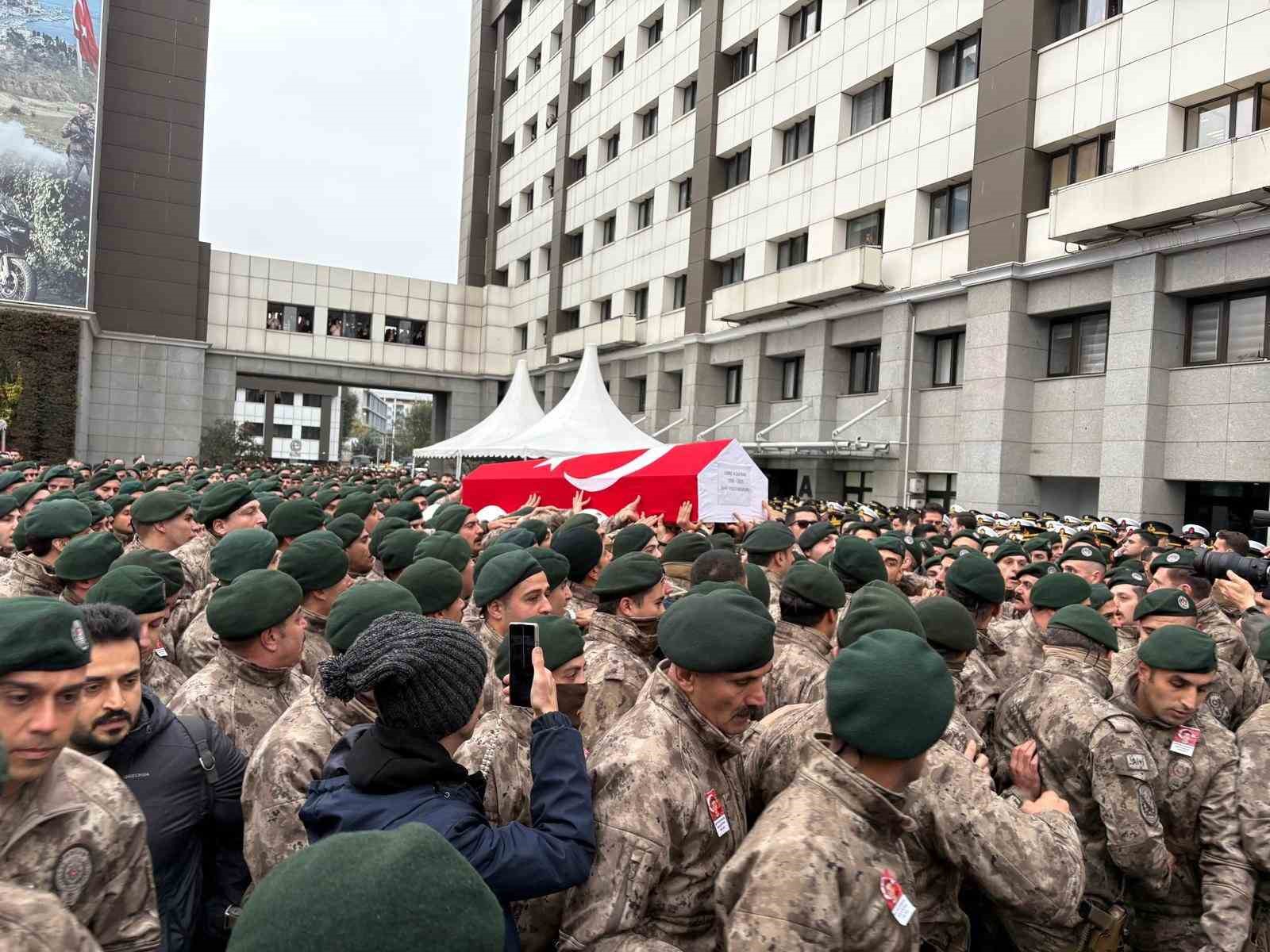 Şehit polis memuru Emre Albayrak için İstanbul İl Emniyet Müdürlüğünde tören düzenlendi 8 sehit polis memuru emre albayrak icin istanbul il emniyet mudurlugunde toren duzenlendi 4 N3G5ApFM