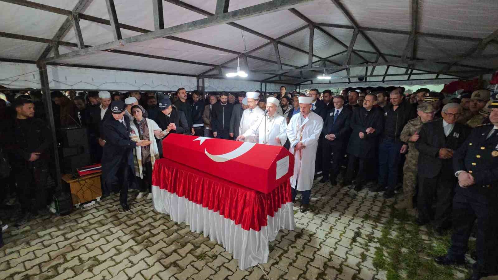 sehit polis memuru tekbirlerle topraga verildi 0