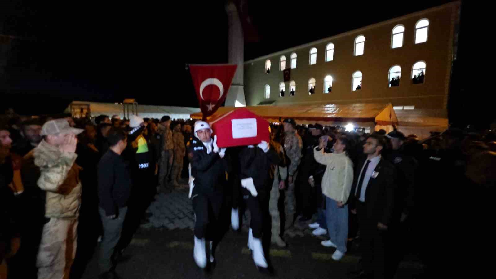 sehit polis memuru tekbirlerle topraga verildi 14 yYciSJ3u