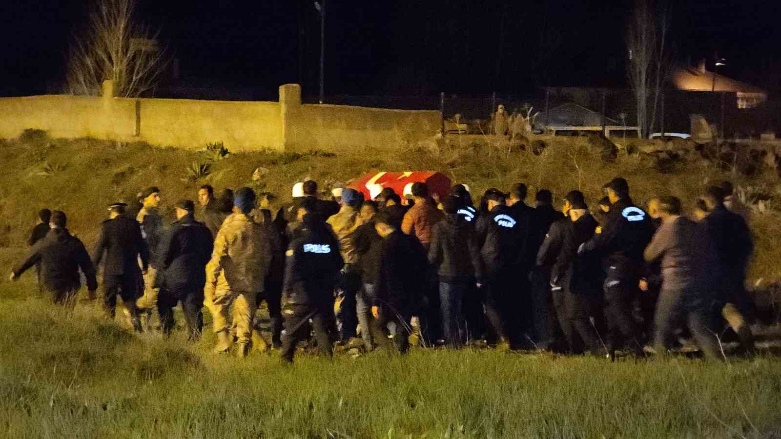 sehit polis memuru tekbirlerle topraga verildi 15 qE7AnyRv