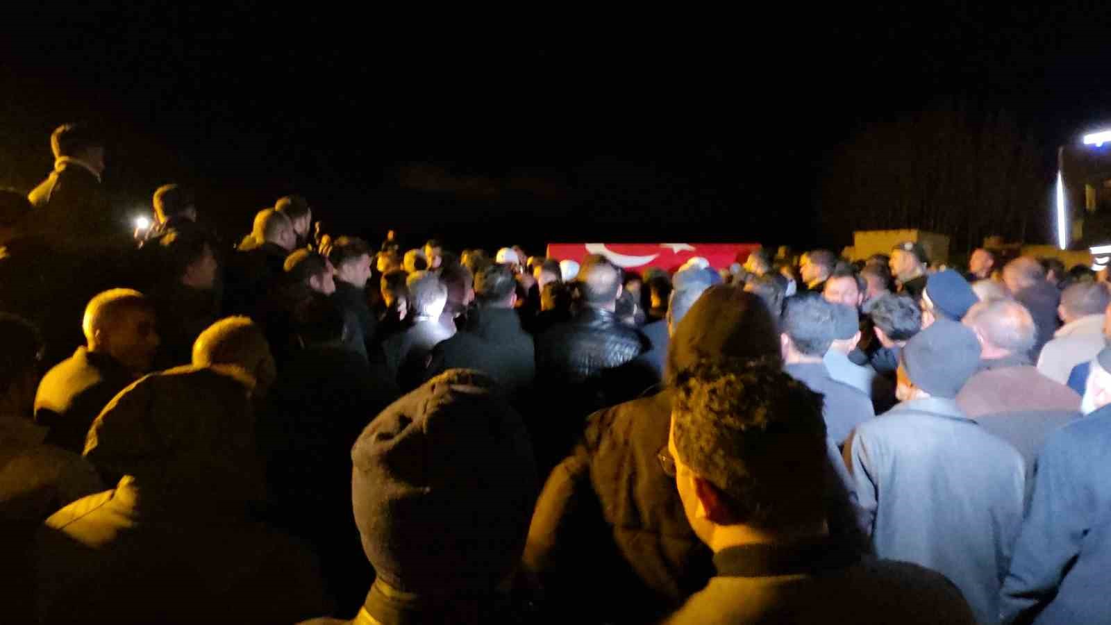 sehit polis memuru tekbirlerle topraga verildi 16