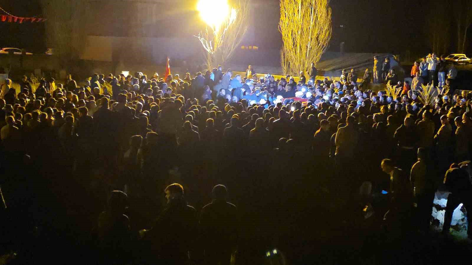 sehit polis memuru tekbirlerle topraga verildi 17 bhdGlURs