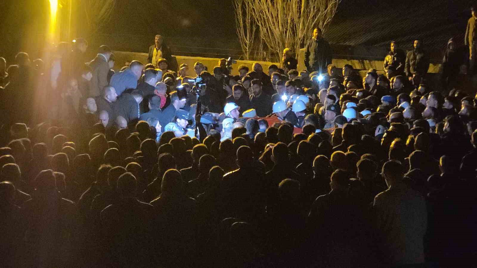 sehit polis memuru tekbirlerle topraga verildi 18 j8KO82Tr