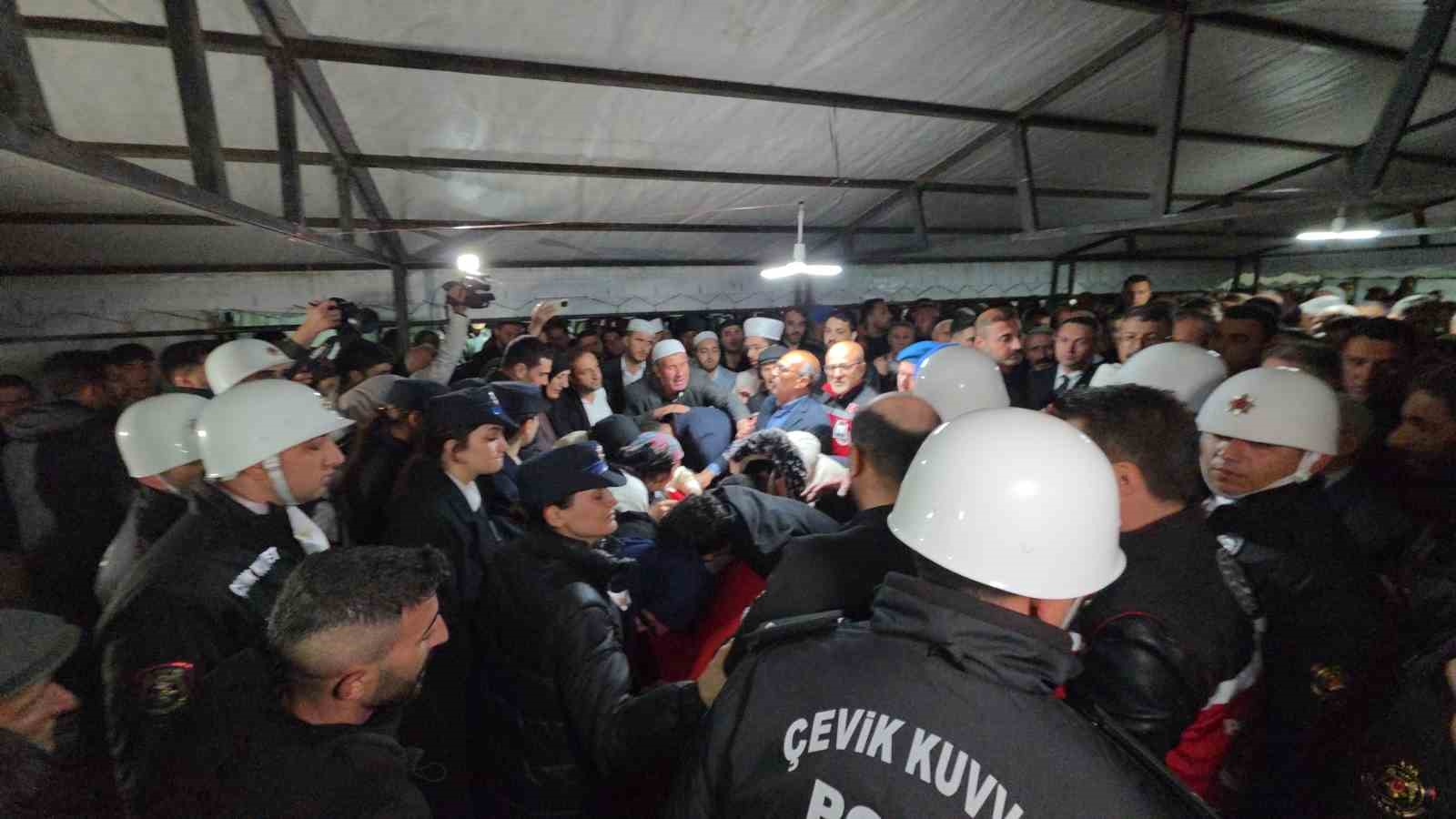 sehit polis memuru tekbirlerle topraga verildi 8 9zVHO95a