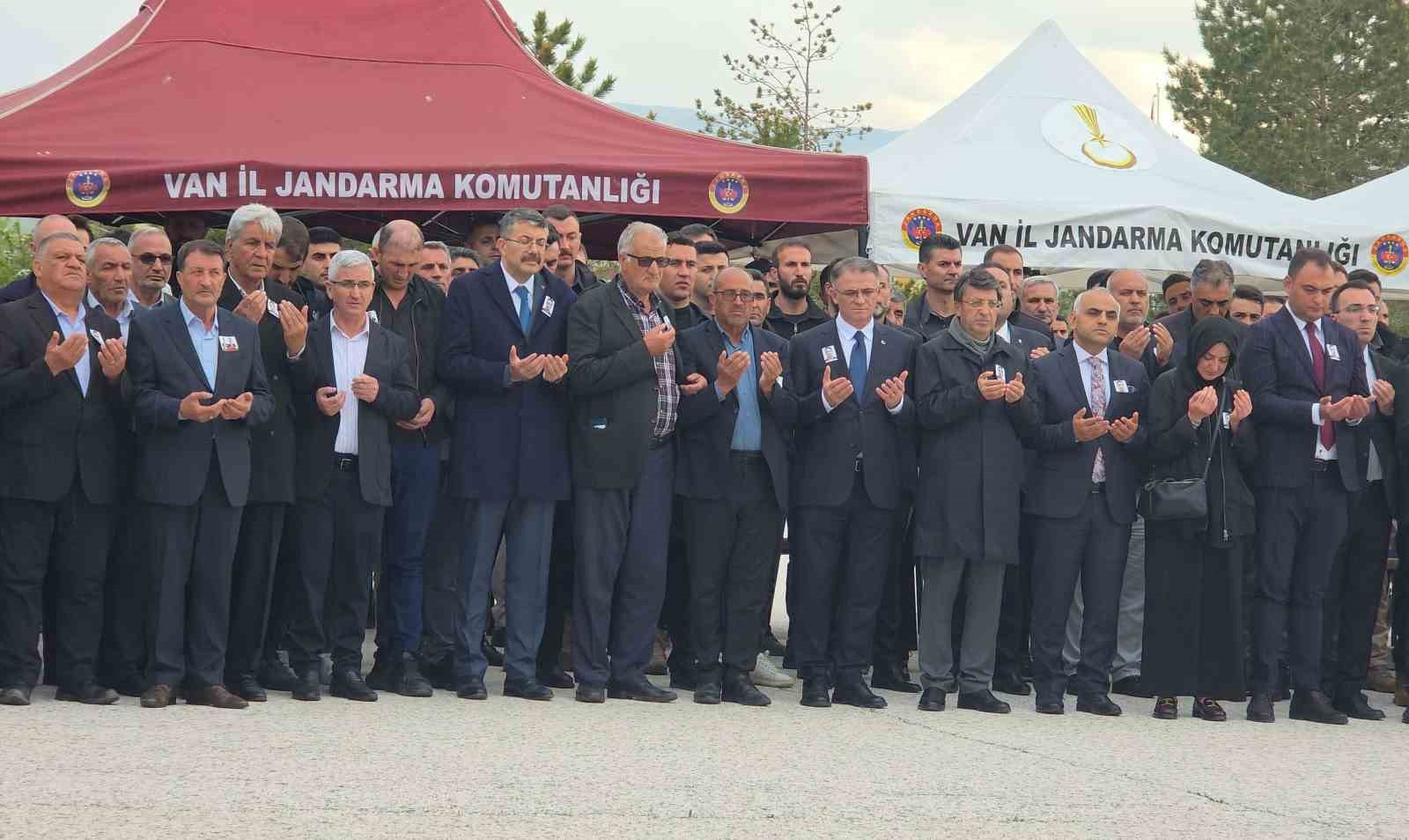 sehit polis memurunun cenazesi vana getirildi 13