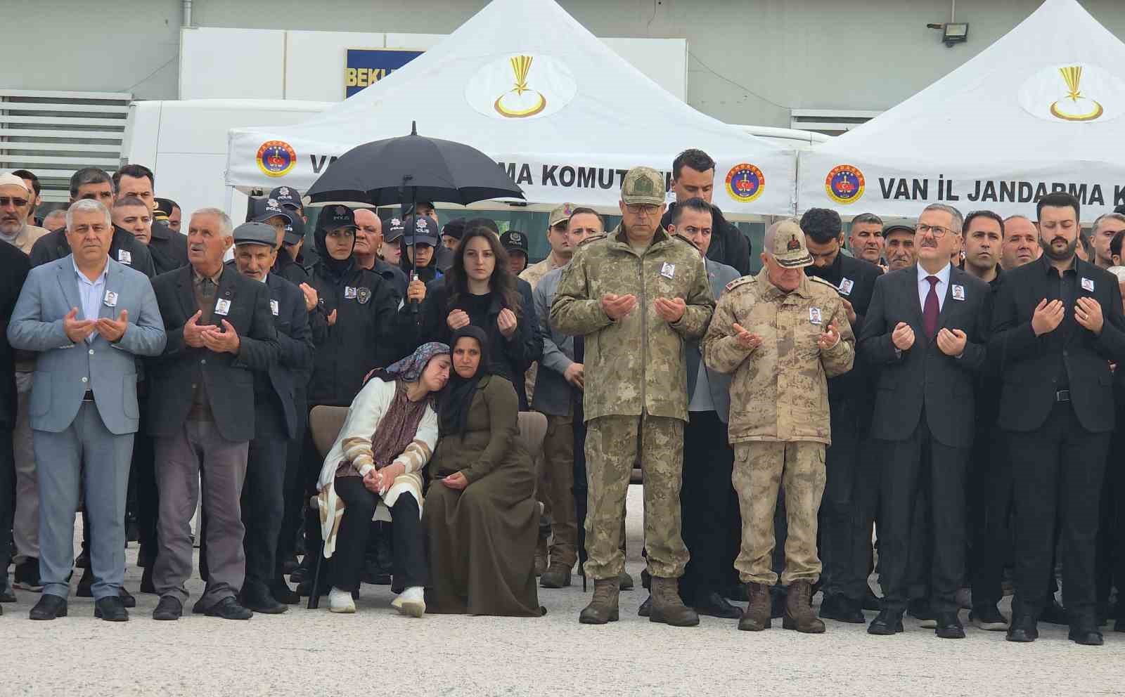 sehit polis memurunun cenazesi vana getirildi 14 GiS2DPy6