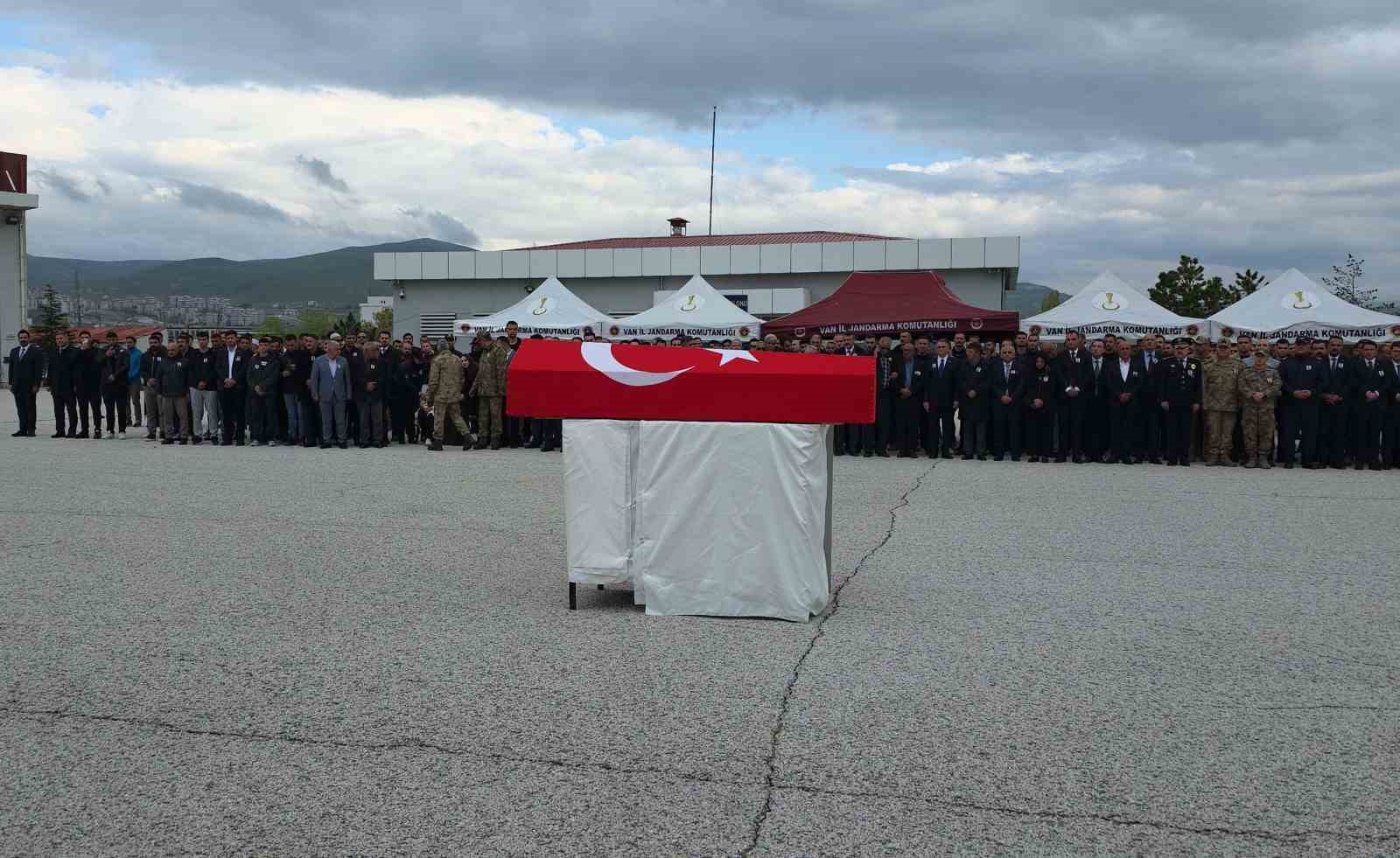 sehit polis memurunun cenazesi vana getirildi 3 YgtrmNbU