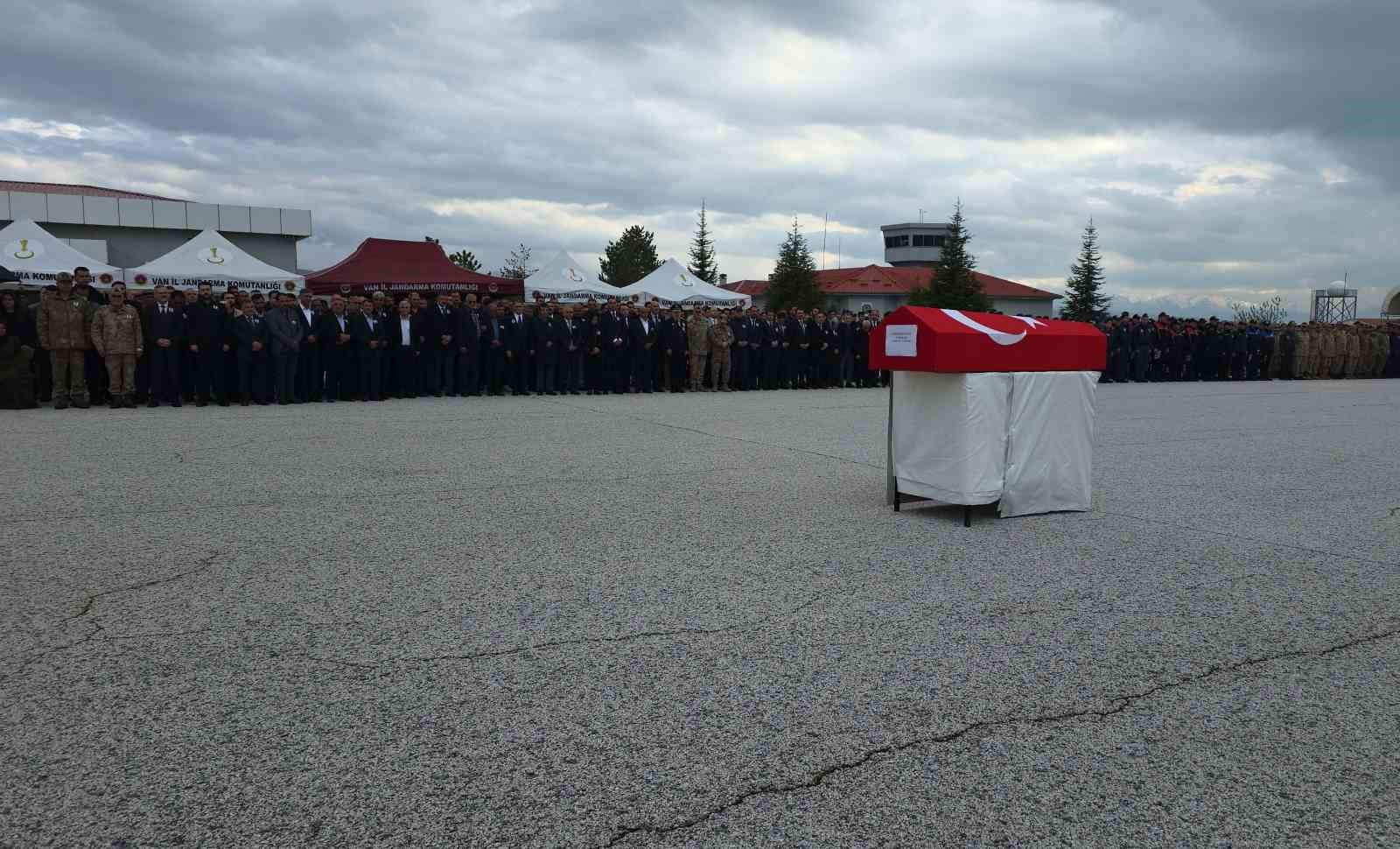 sehit polis memurunun cenazesi vana getirildi 4 RPKjyiGl