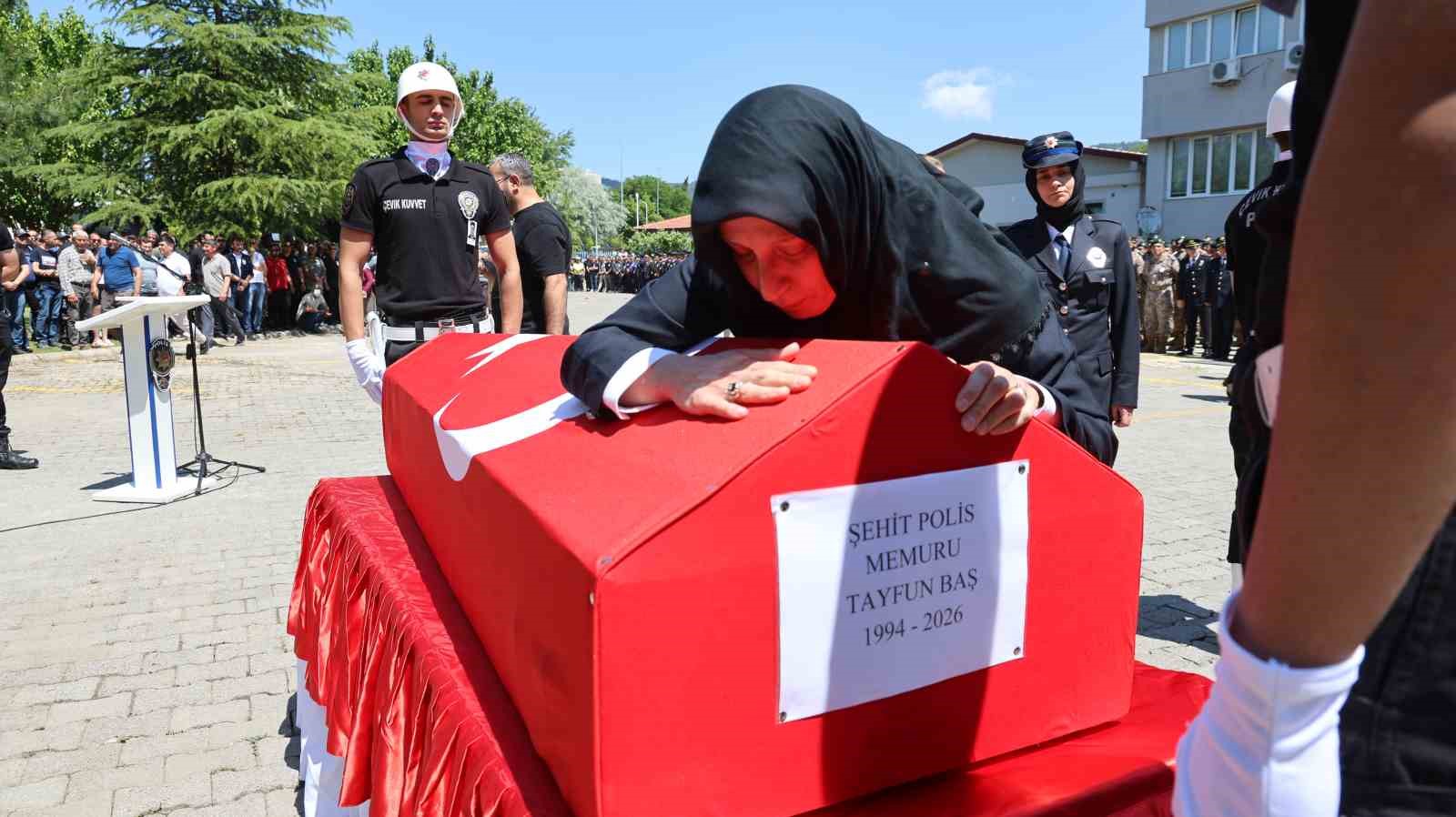 Şehit polise eşinden yürekleri dağlayan veda 4 sehit polise esinden yurekleri daglayan veda 0 PQNHiOUX