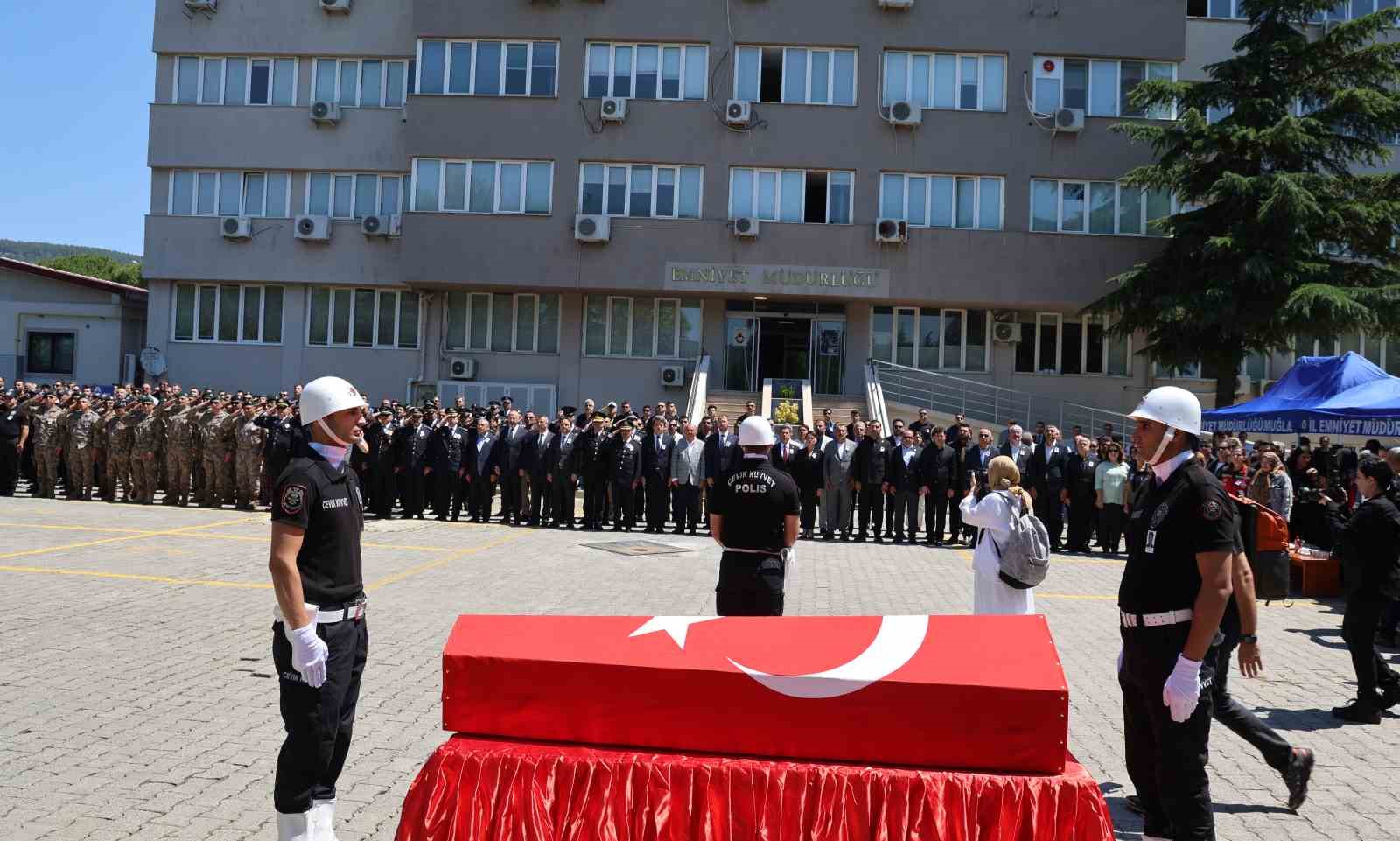 Şehit polise eşinden yürekleri dağlayan veda 5 sehit polise esinden yurekleri daglayan veda 1 ZZ4q74Bj