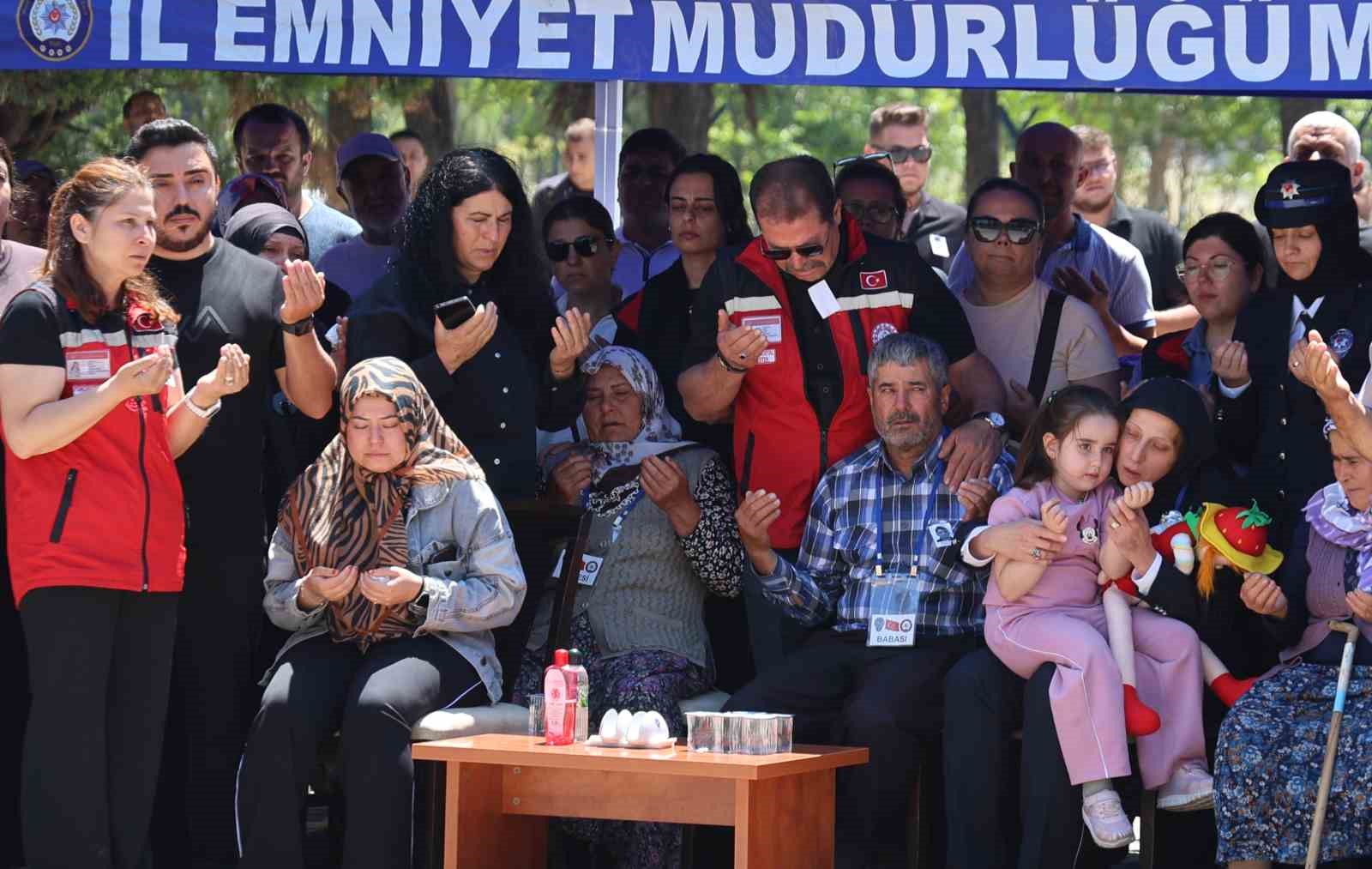 Şehit polise eşinden yürekleri dağlayan veda 6 sehit polise esinden yurekleri daglayan veda 2 KaTCPGqa