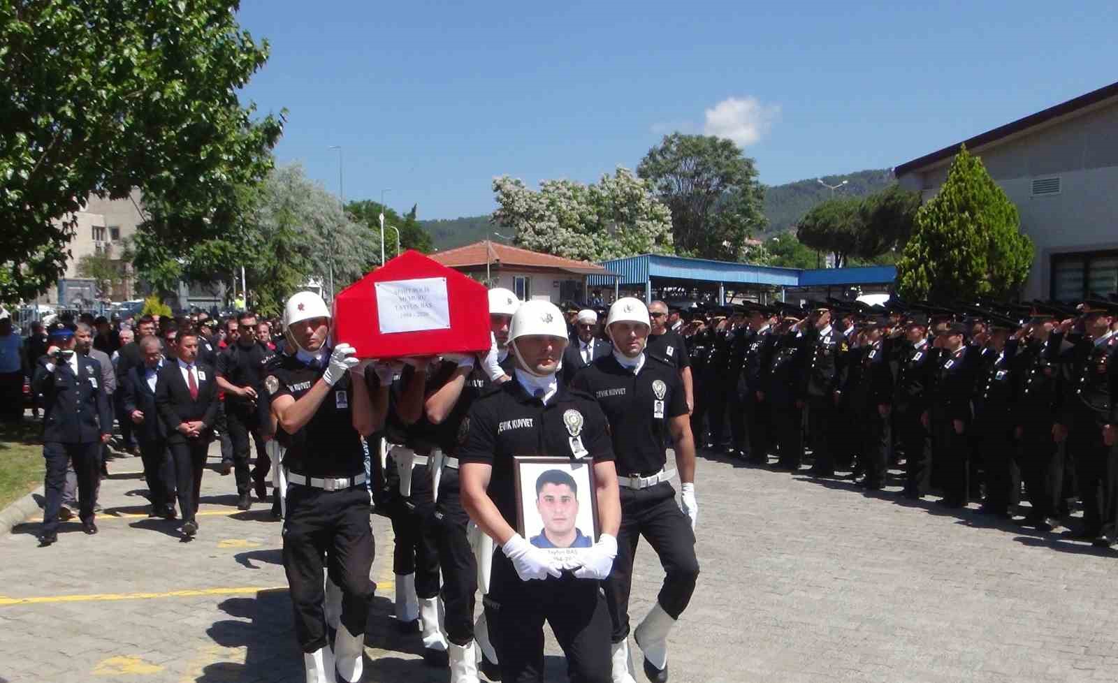 Şehit polise eşinden yürekleri dağlayan veda 7 sehit polise esinden yurekleri daglayan veda 3 QH3HzjCS