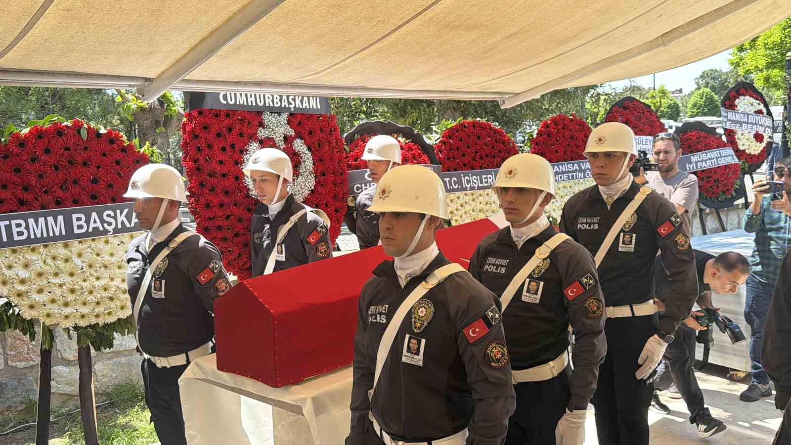 sehit polisin cenazesinde gozyaslari sel oldu 2 ffFhW1zC