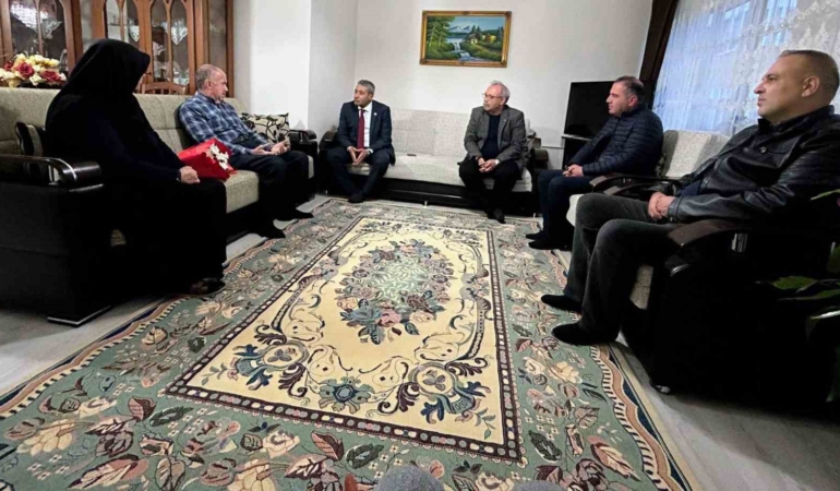 sehit-serdar-uslunun-ogretmen-babasina-anlamli-ziyaret-Ylkce459.jpg