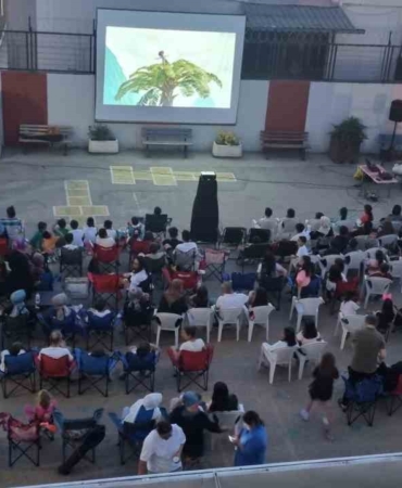 sehit-ustegmen-mesut-beyazitli-ilkokulunda-acik-hava-sinemasi-keyfi-v8cplSNe.jpg