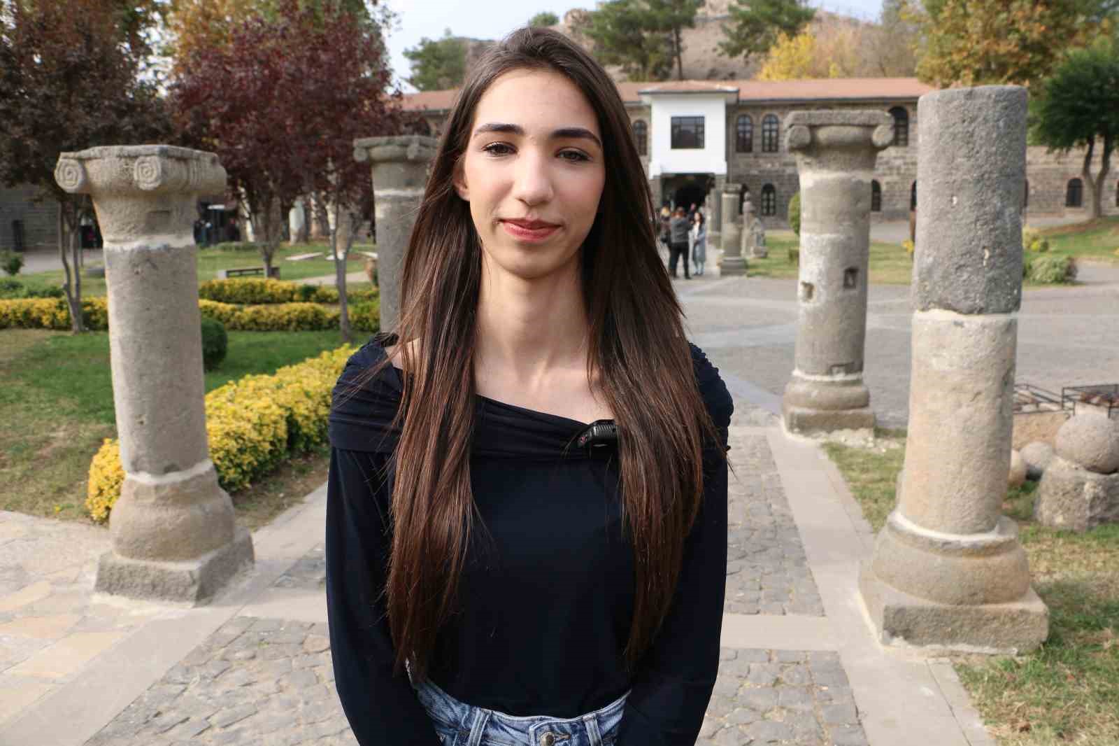 sehit ve gazi kizlari diyarbakirin tarihi mekanlarini geziyor 2 XX88IJPJ