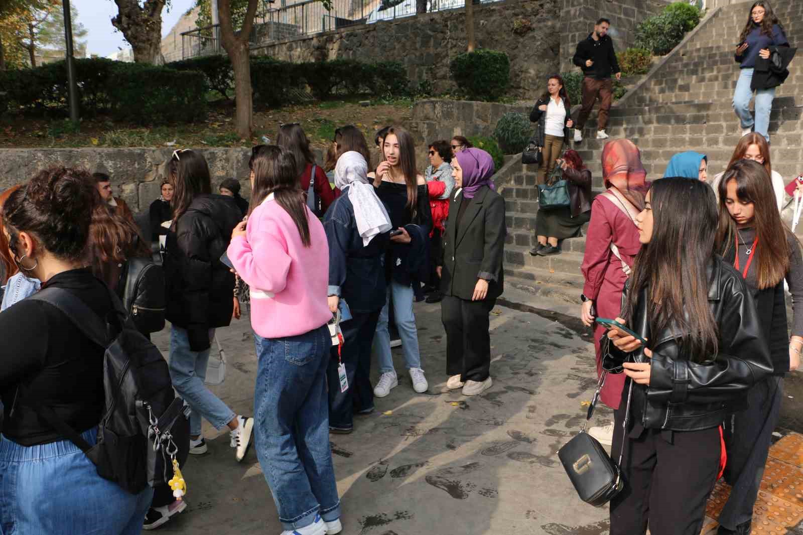 sehit ve gazi kizlari diyarbakirin tarihi mekanlarini geziyor 7 mRiJ1yMv