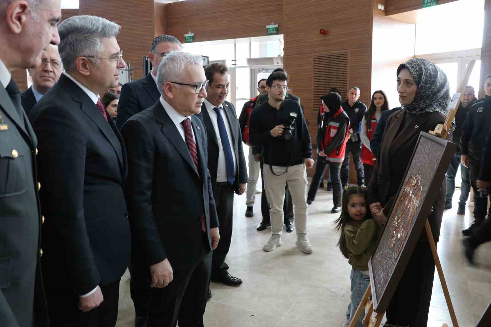 sehit ve gazi yakinlarinin yaptigi el emegi tablolar sergilendi 0 ZDrpN1V6