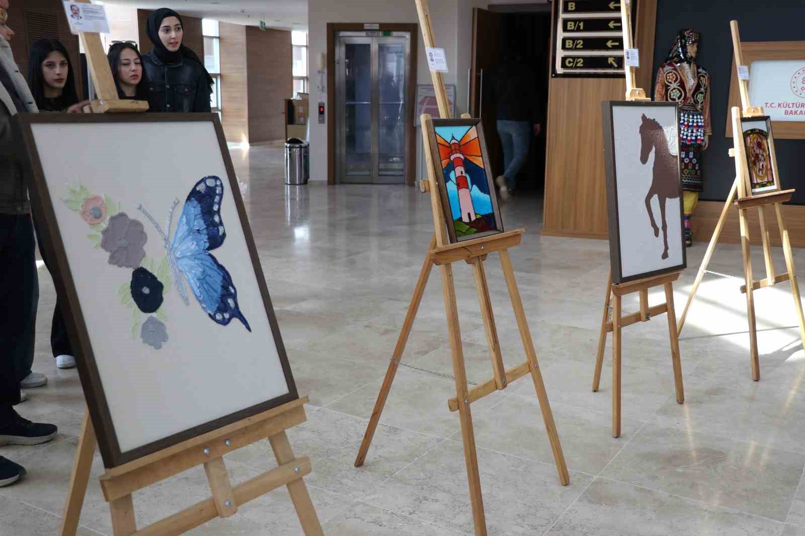 sehit ve gazi yakinlarinin yaptigi el emegi tablolar sergilendi 2