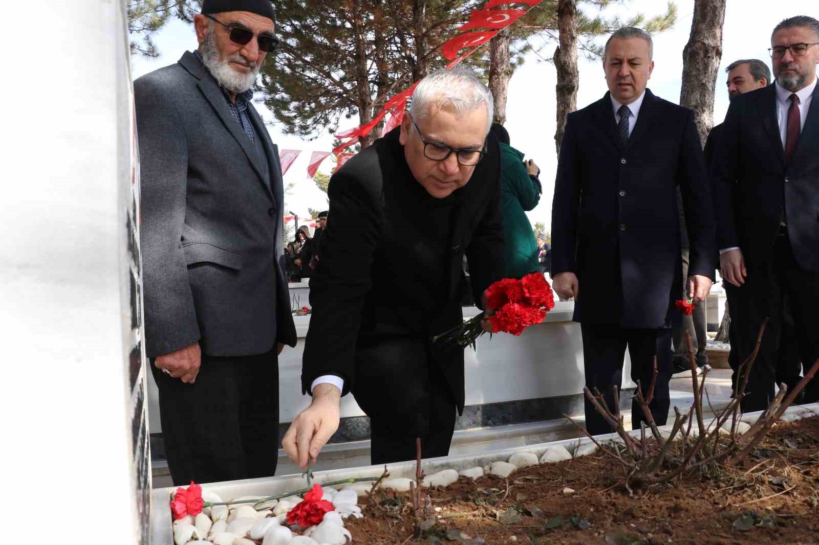 sehit ve gazi yakinlarinin yaptigi el emegi tablolar sergilendi 3 f9G4OD9k