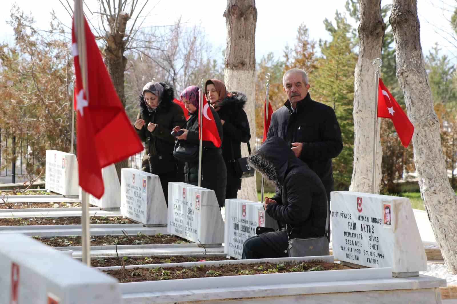 sehit ve gazi yakinlarinin yaptigi el emegi tablolar sergilendi 4 XEfKmjQC