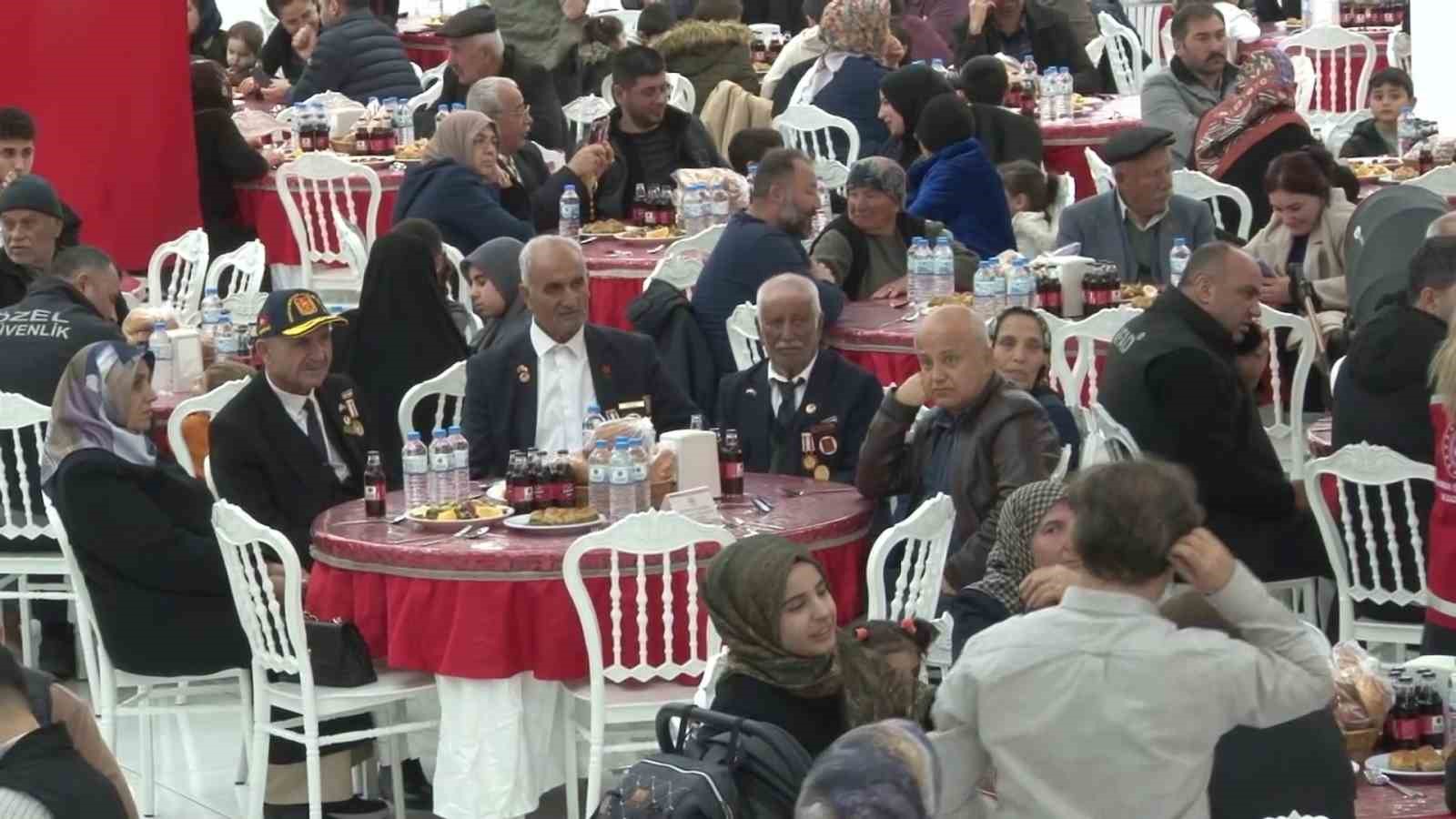 Şehit yakınları ve gaziler iftar programında buluştu 5 sehit yakinlari ve gaziler iftar programinda bulustu 1