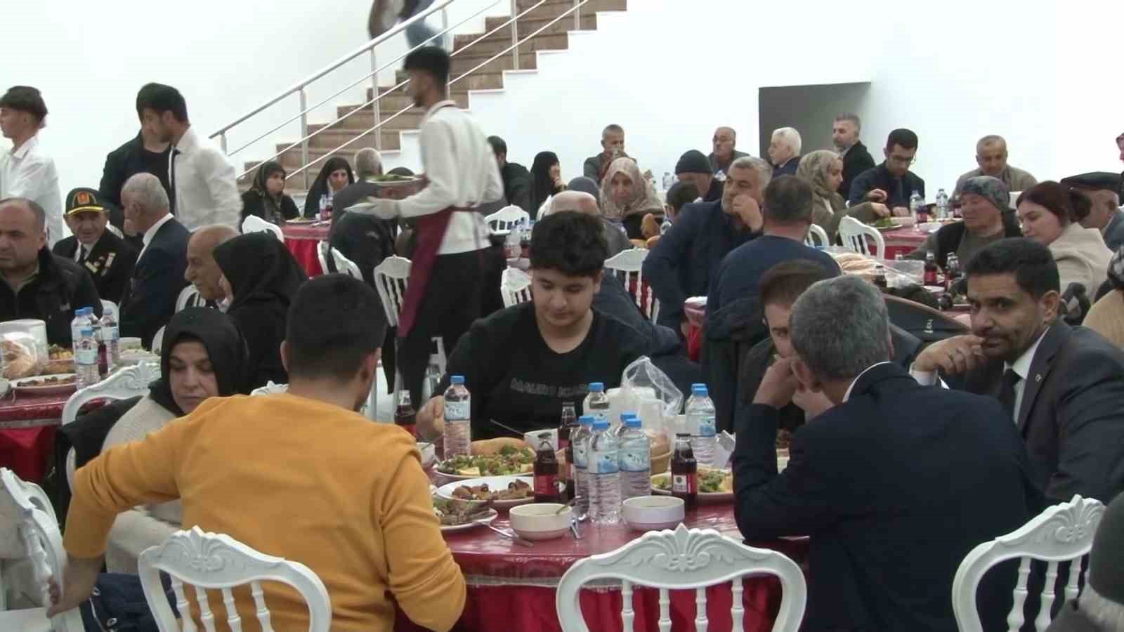 Şehit yakınları ve gaziler iftar programında buluştu 6 sehit yakinlari ve gaziler iftar programinda bulustu 2 qtCMMlS2