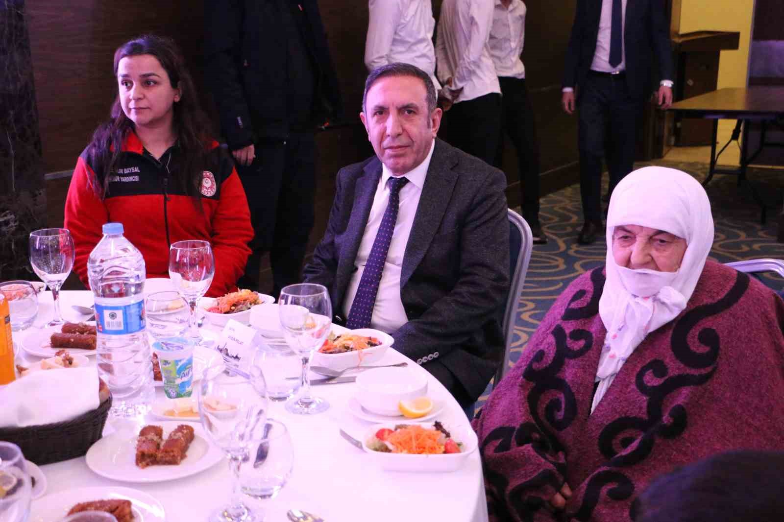 sehit yakinlari ve gaziler ilk iftarda bir araya geldi 2