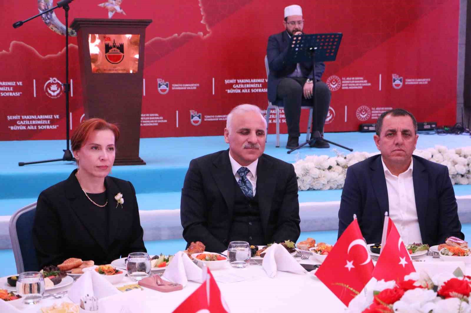 sehit yakinlari ve gaziler ilk iftarda bir araya geldi 4 TTFygUBZ
