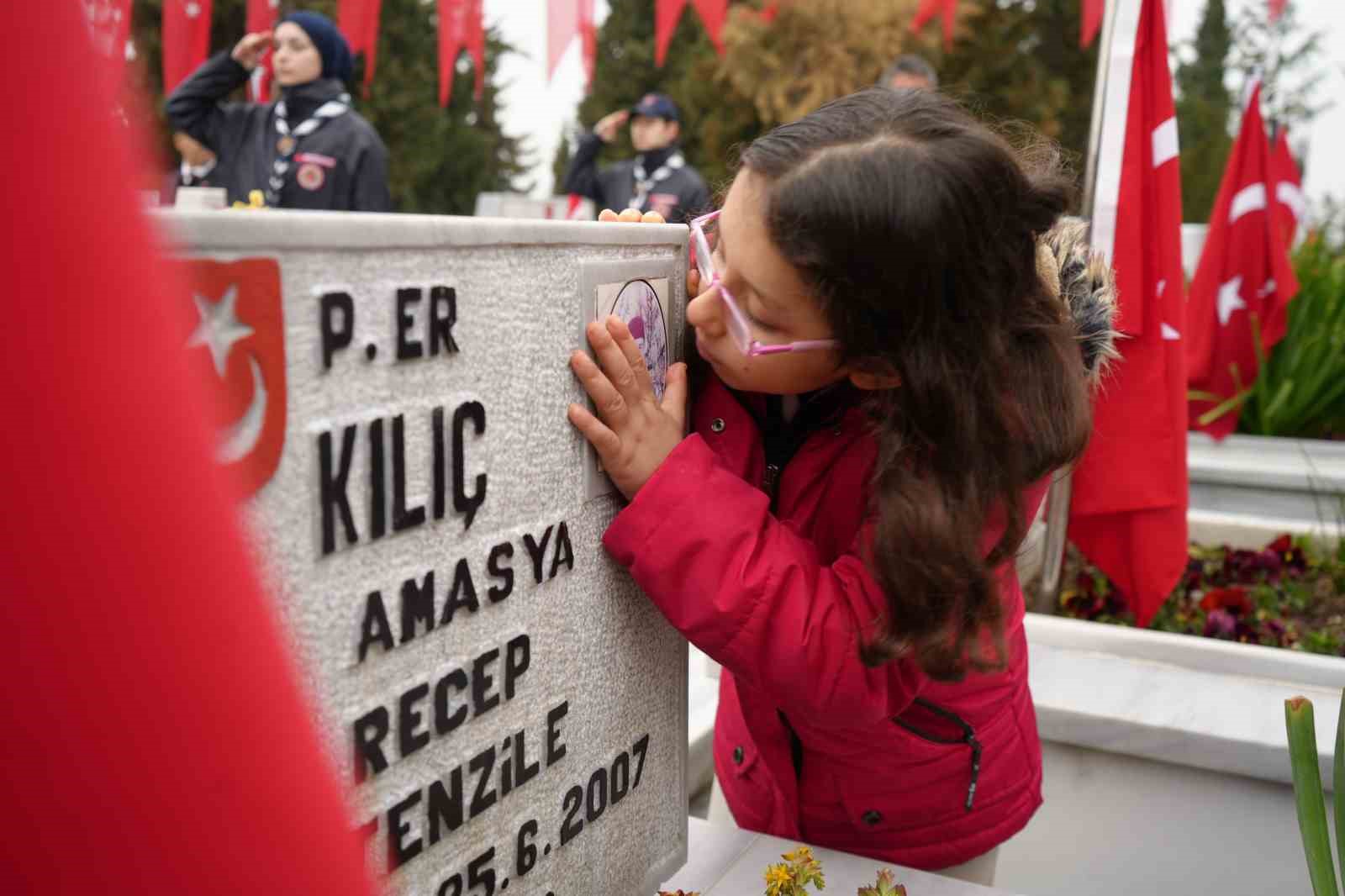sehitleri anma gununde anlamli opucuk 0 MAqZb2Vu