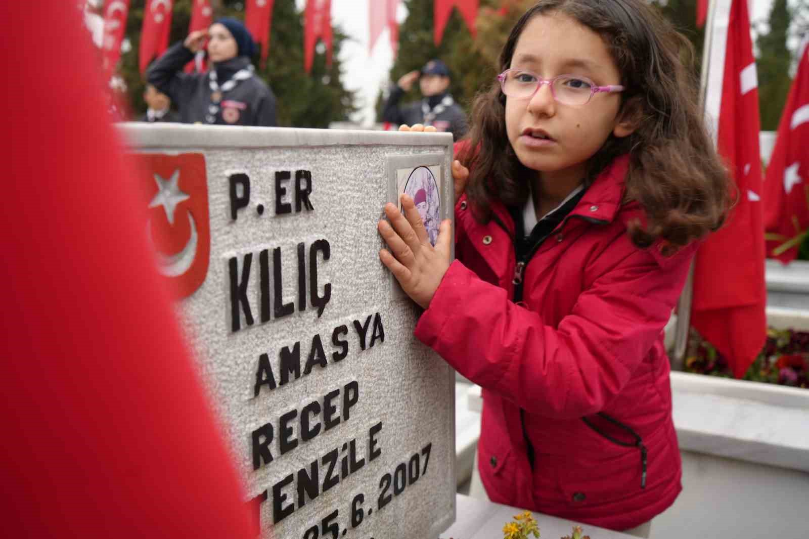 sehitleri anma gununde anlamli opucuk 1