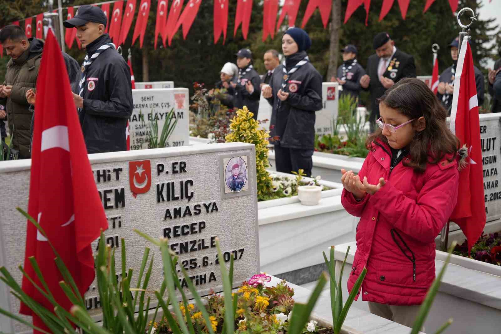 sehitleri anma gununde anlamli opucuk 3 nVKf1G2u