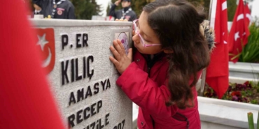 sehitleri-anma-gununde-anlamli-opucuk-wpVFzqij.jpg