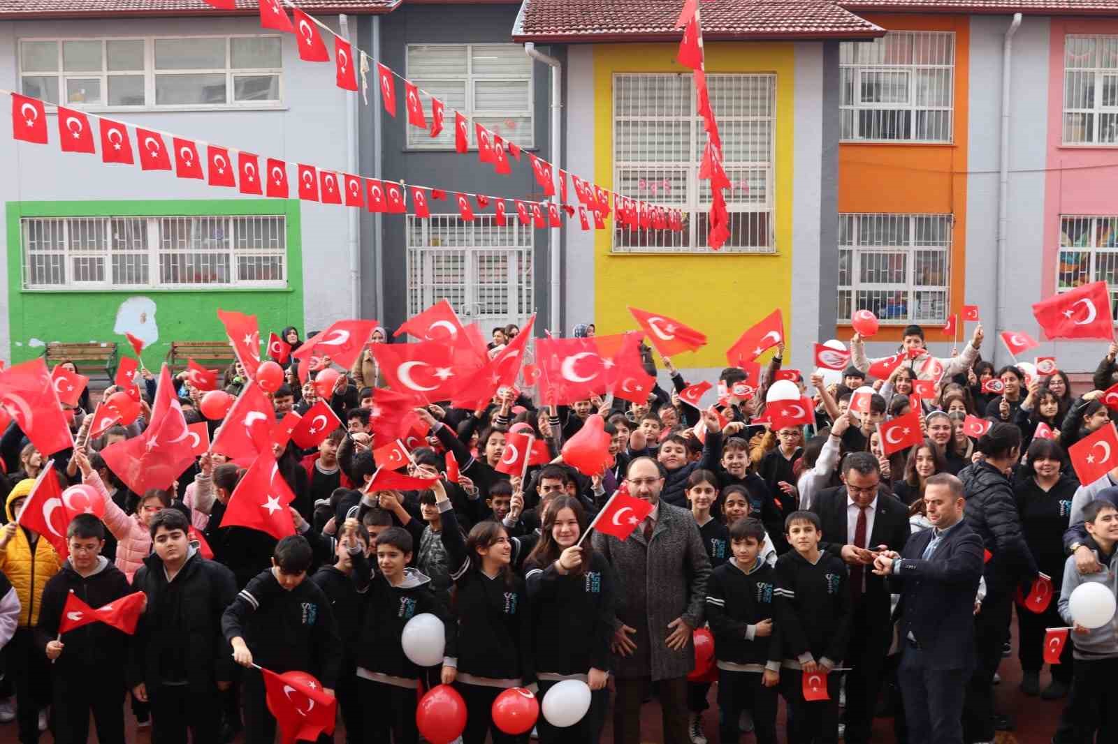 sehitlik ortaokolu tabuta sigmayan sehit selcuk pakerin annesini konuk etti 1 HAgcJRe2