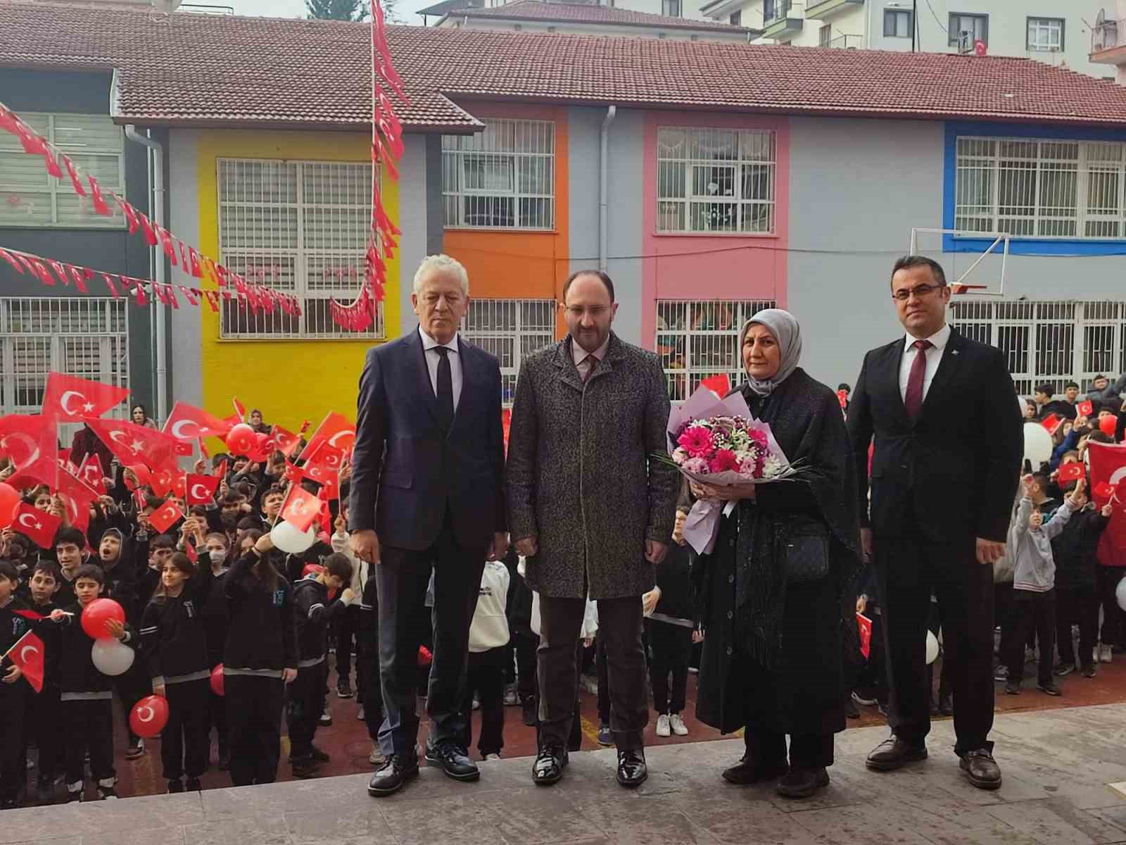 sehitlik ortaokolu tabuta sigmayan sehit selcuk pakerin annesini konuk etti 2 g7Bmla7L