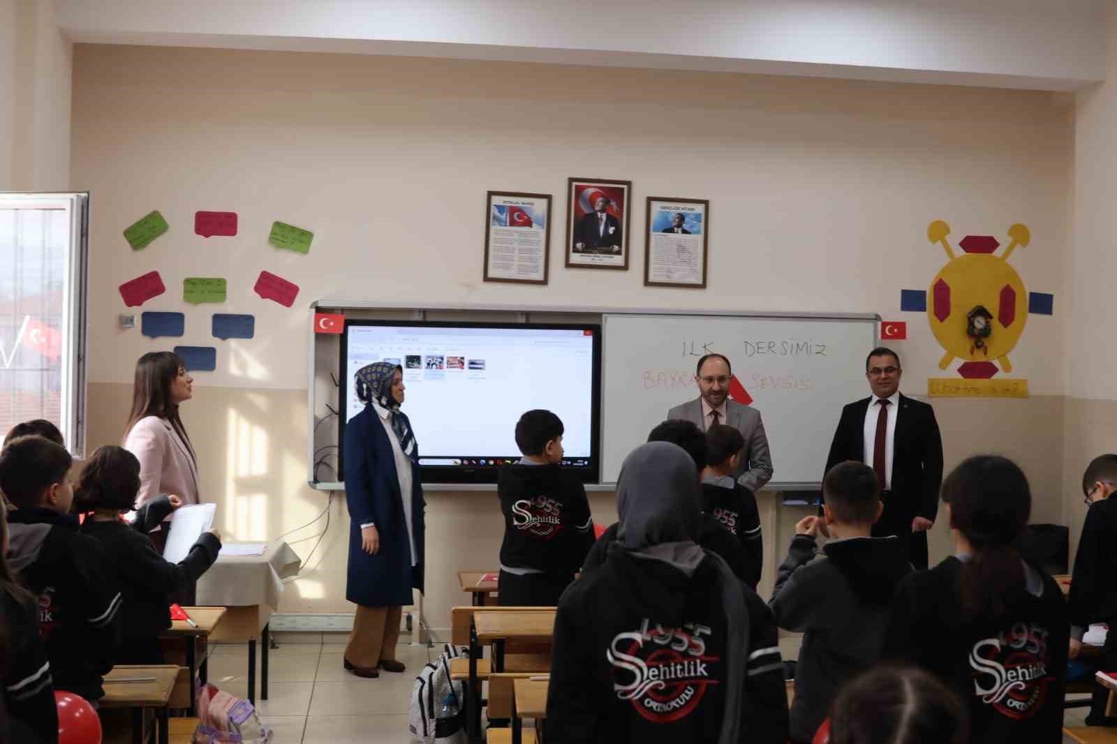 sehitlik ortaokolu tabuta sigmayan sehit selcuk pakerin annesini konuk etti 3