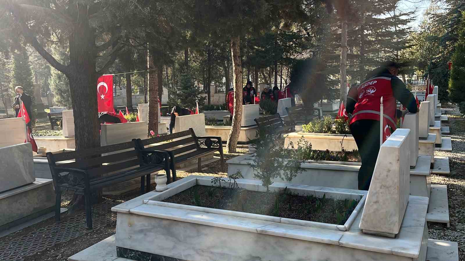 sehitliklerde temizlik ve bakim calismalari baslatildi 1 RCmveIFc