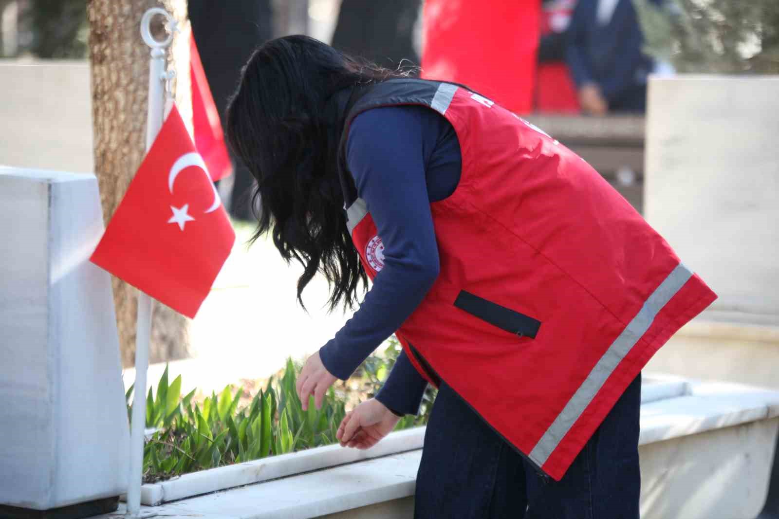 sehitliklerde temizlik ve bakim calismalari baslatildi 3 pB3KAesy