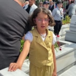 sehitlikte-duygusal-an-minik-elif-hic-gormedigi-dayisinin-mezarini-defalarca-optu-d1vNMI1f.jpg