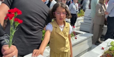 sehitlikte-duygusal-an-minik-elif-hic-gormedigi-dayisinin-mezarini-defalarca-optu-d1vNMI1f.jpg