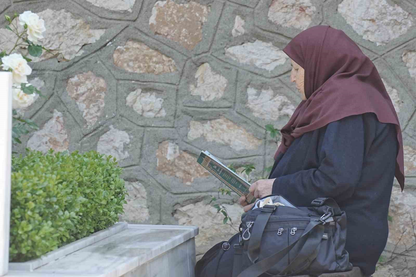 sehitlikte huzunlu bayramlasma 0 wUqlmaCP